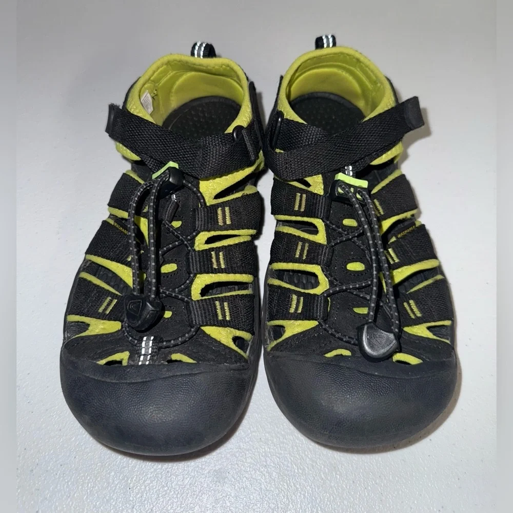 KEEN Newport H2 sandals in a black and neon lime green boys Size 4